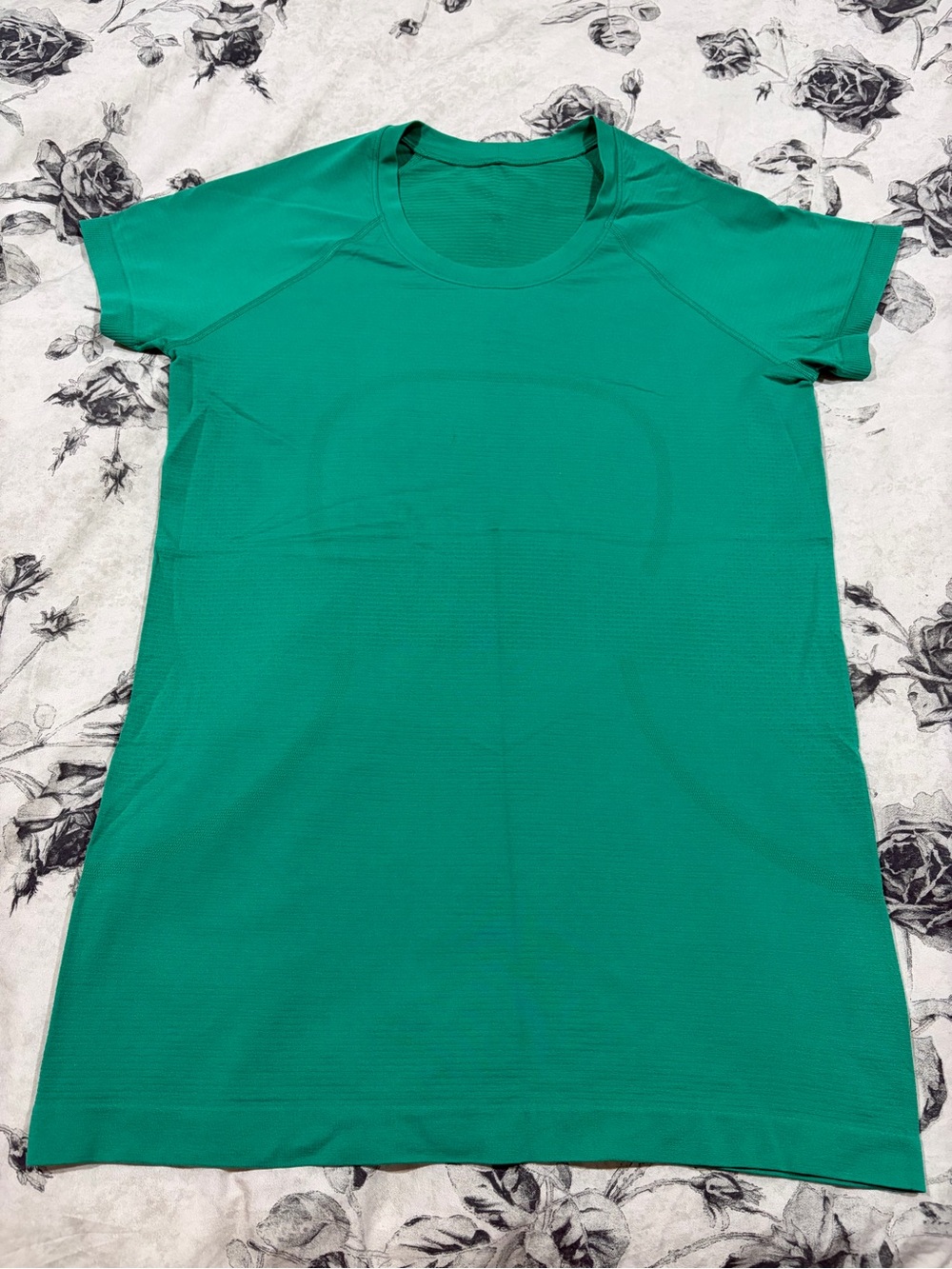 Lululemon Swiftly Tech Short Sleeve Shirt~Kelly Green~Size 8~Hip Length~NWOT🌸